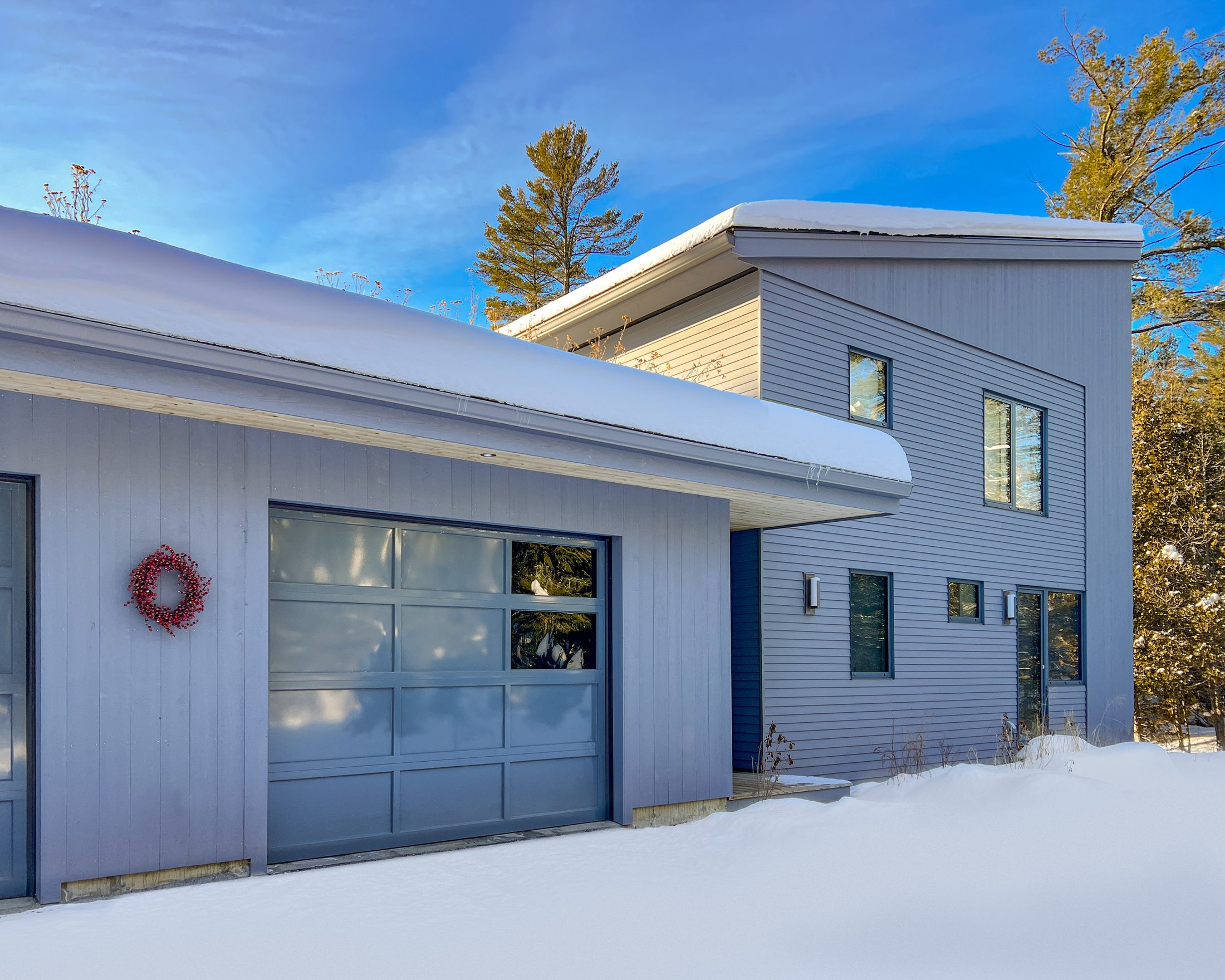Steel Residence — Arrival court in early winter